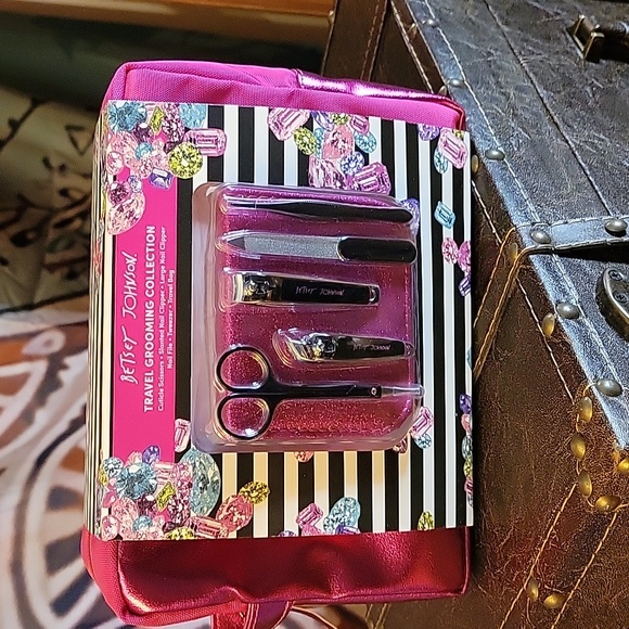 Betsy Johnson Travel Collection NWT - Picture 1 of 4